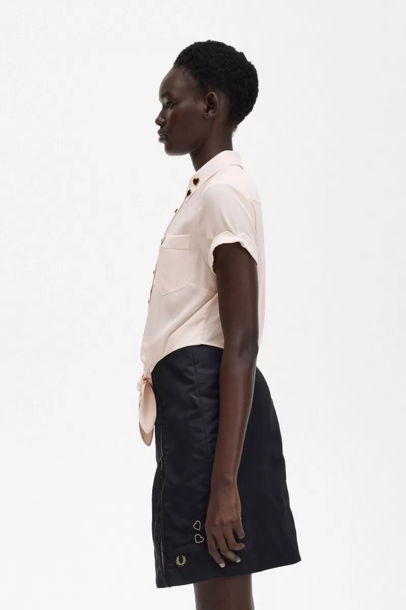 fred perry damenbluse mit stickerei und bindeband vorne milchrosa