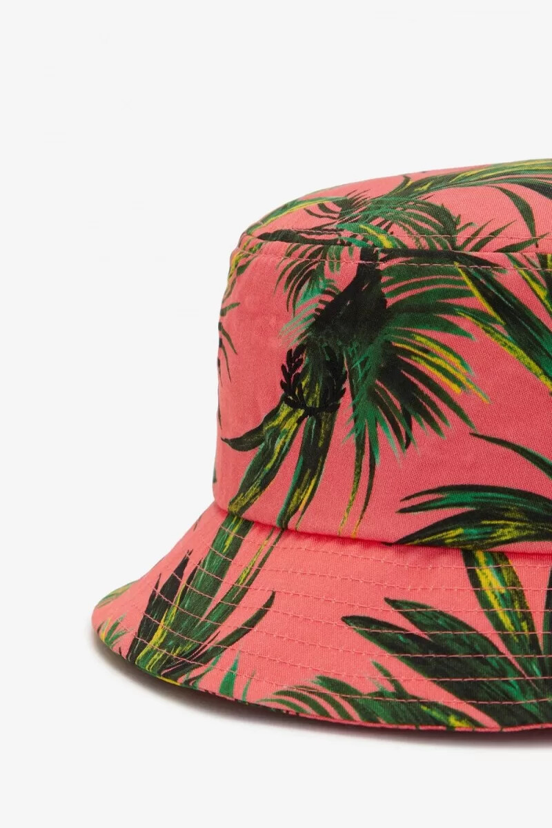 fred perry damen-bucket-hüte mit palmenprint korallenrot