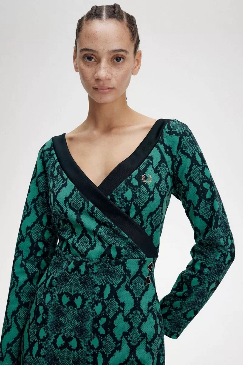 fred perry schulterfreies damenkleid mit schlangenmuster tiefes mintgrün