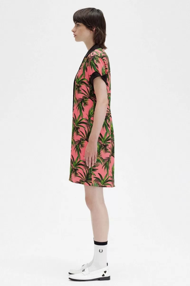 fred perry damenkleid mit palmenprint korallenrot