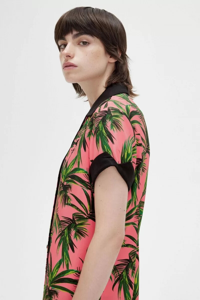 fred perry damenkleid mit palmenprint korallenrot