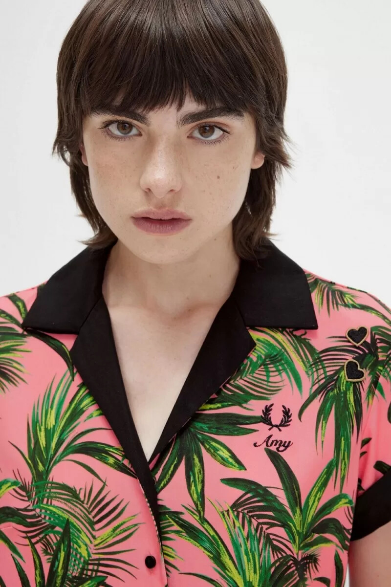 fred perry damenkleid mit palmenprint korallenrot