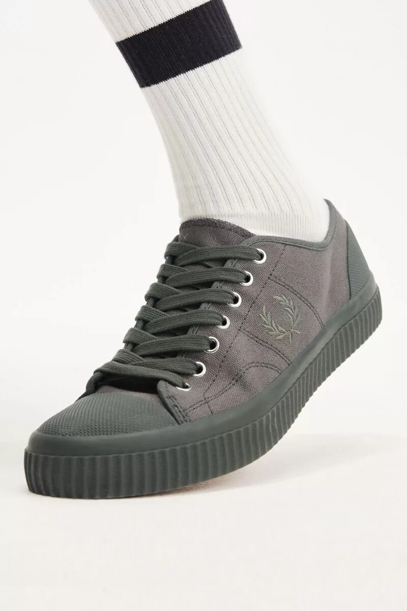 fred perry low hughes damen-turnschuhe feldgrün warmgrau