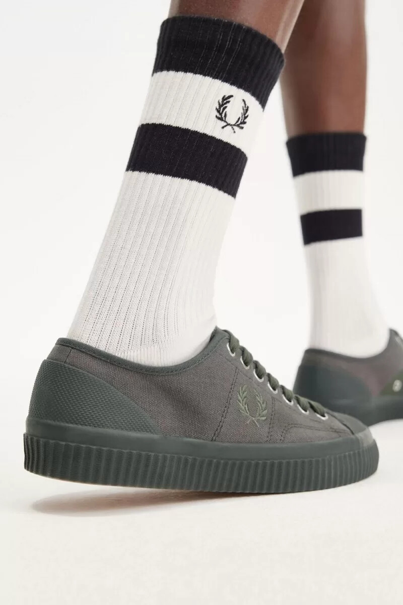 fred perry low hughes damen-turnschuhe feldgrün warmgrau