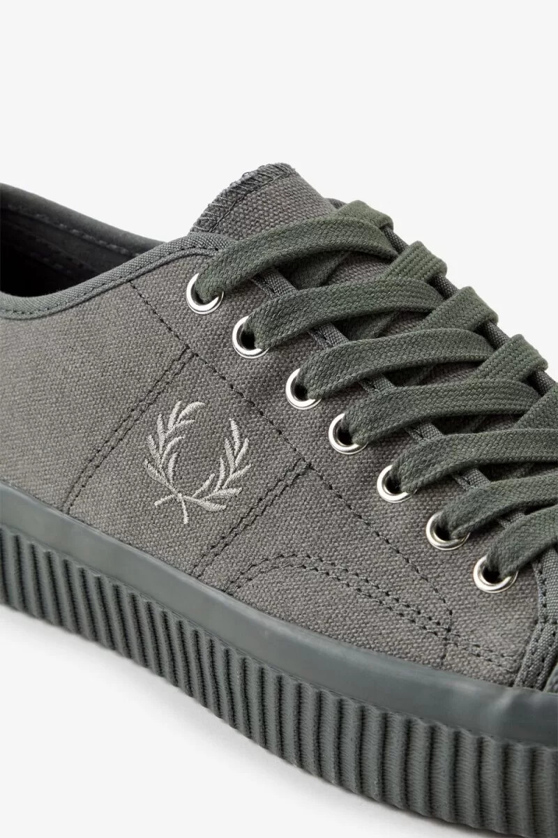 fred perry low hughes damen-turnschuhe feldgrün warmgrau