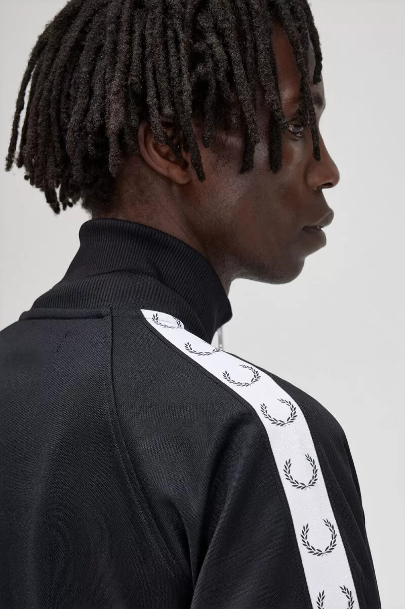 fred perry trainingsjacke für herren schwarz mit klebeband verstärkt