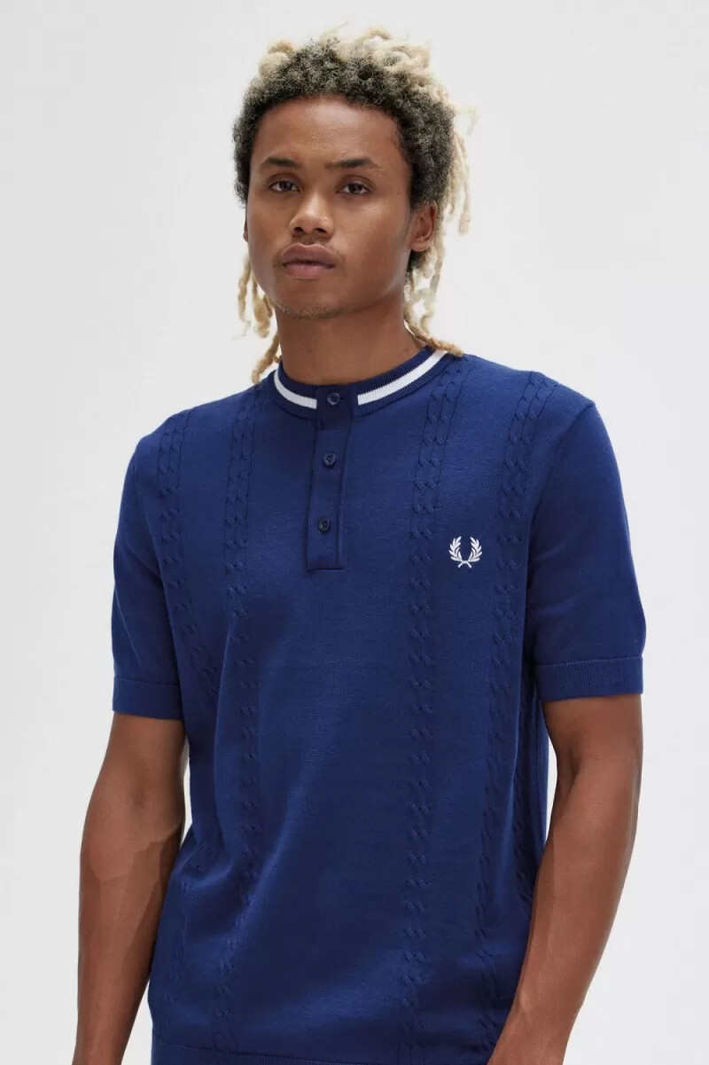 fred perry herrenhemd mit zopfmuster und henley-laufband französischblau
