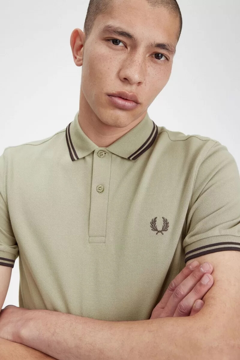 fred perry m3600 herrenhemd warmgrau dunkelrot