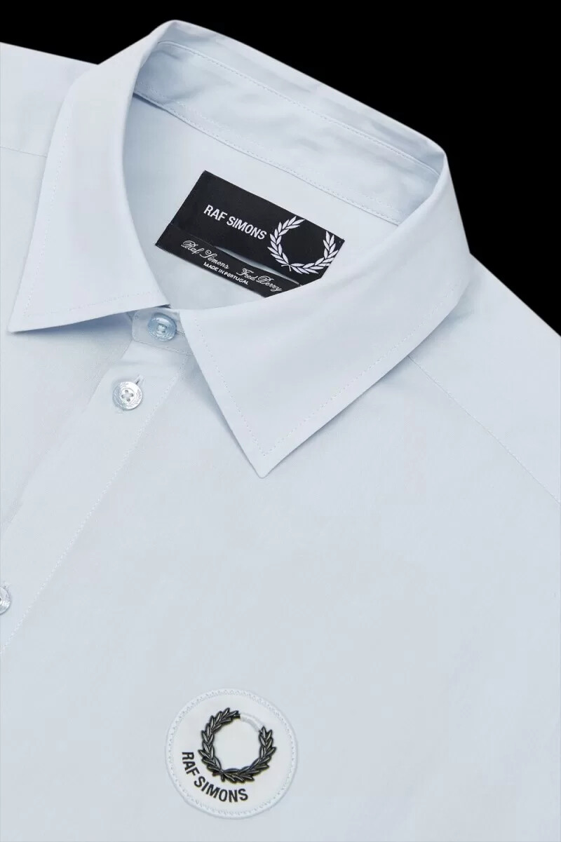 fred perry herrenhemd mit übergroßen aufnähern wolkenblau
