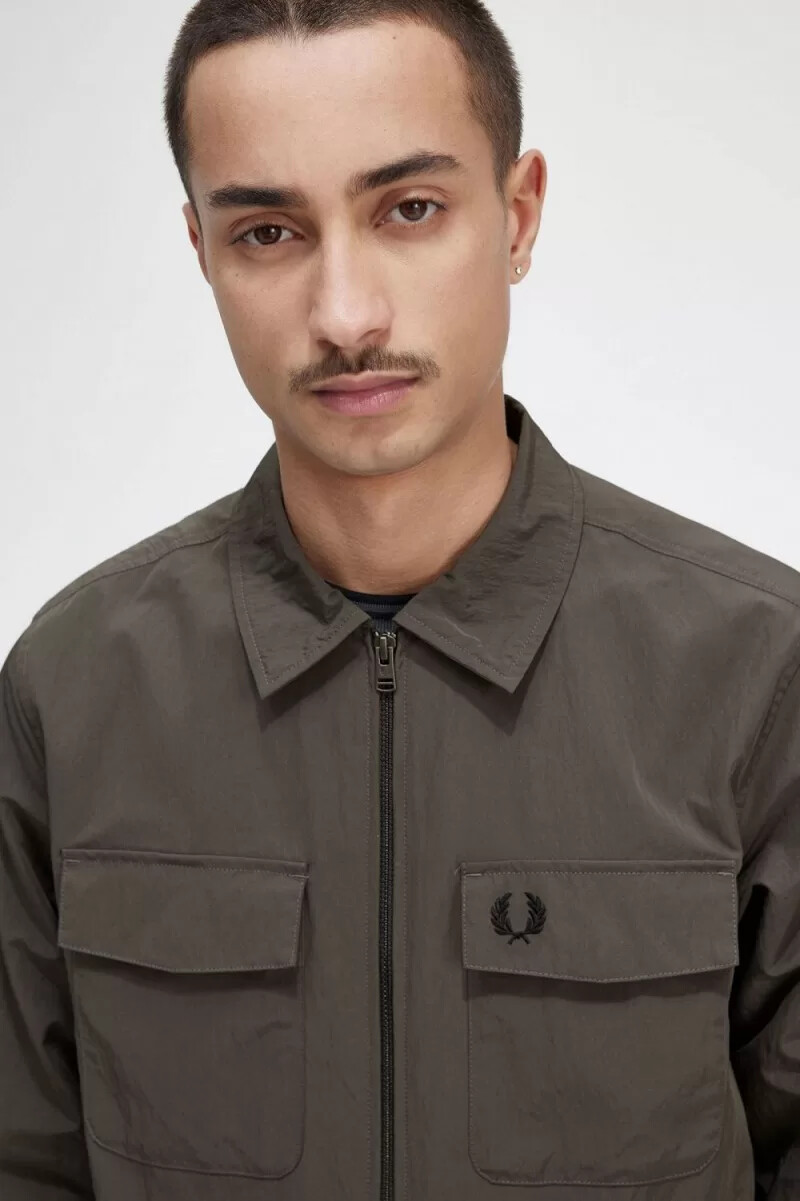 fred perry leichtes herrenhemd mit reißverschluss feldgrün