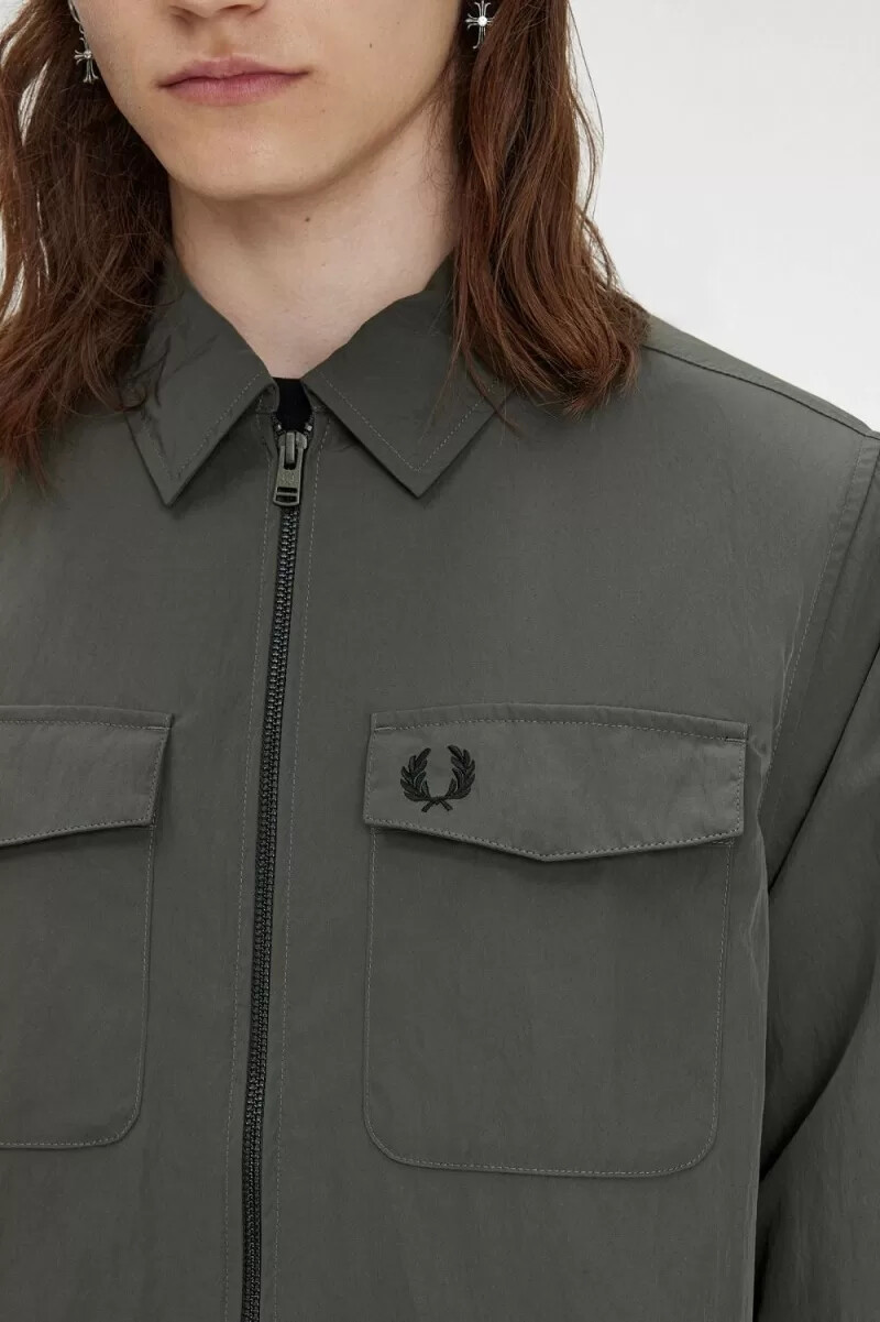 fred perry leichtes herrenhemd mit reißverschluss feldgrün