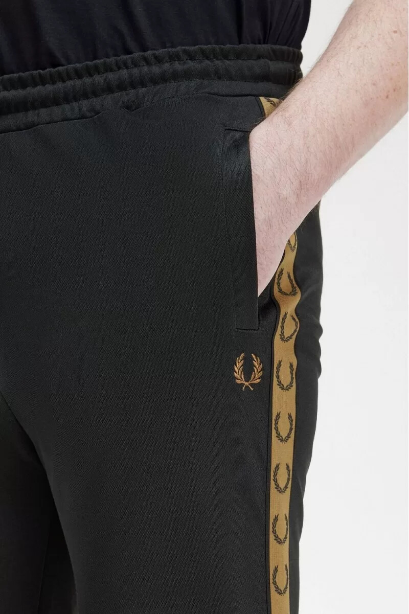 fred perry trainingshose für herren schwarzbraun