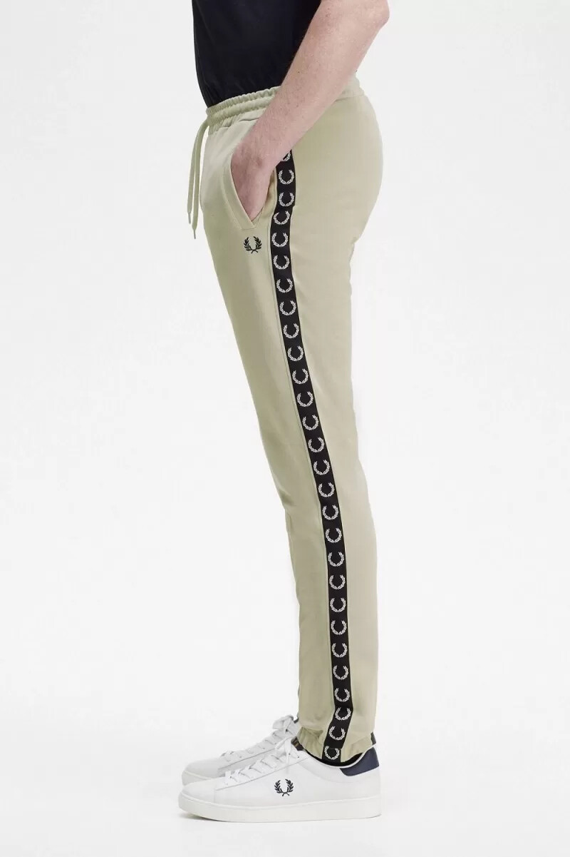 fred perry taped track herrenhose hellmint schwarz