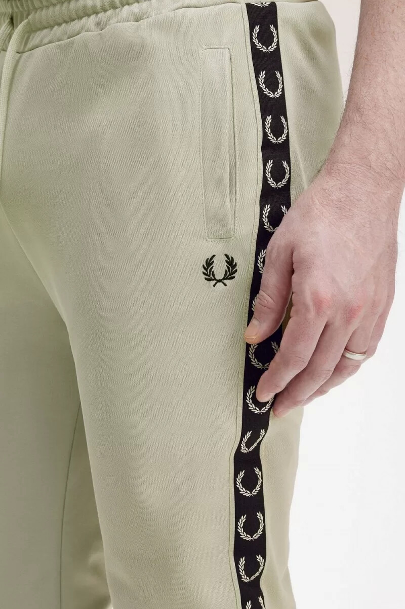 fred perry taped track herrenhose hellmint schwarz