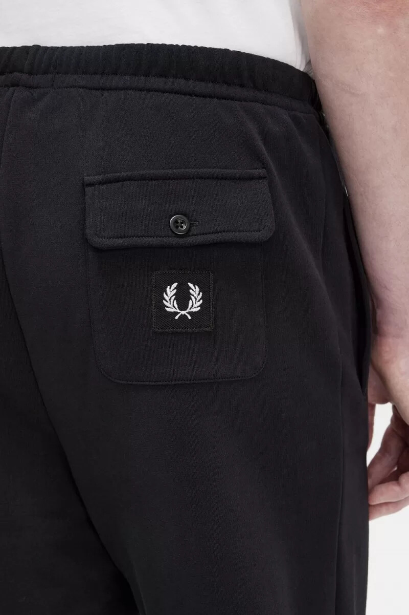fred perry trainingshose für herren mit badge-detail schwarz