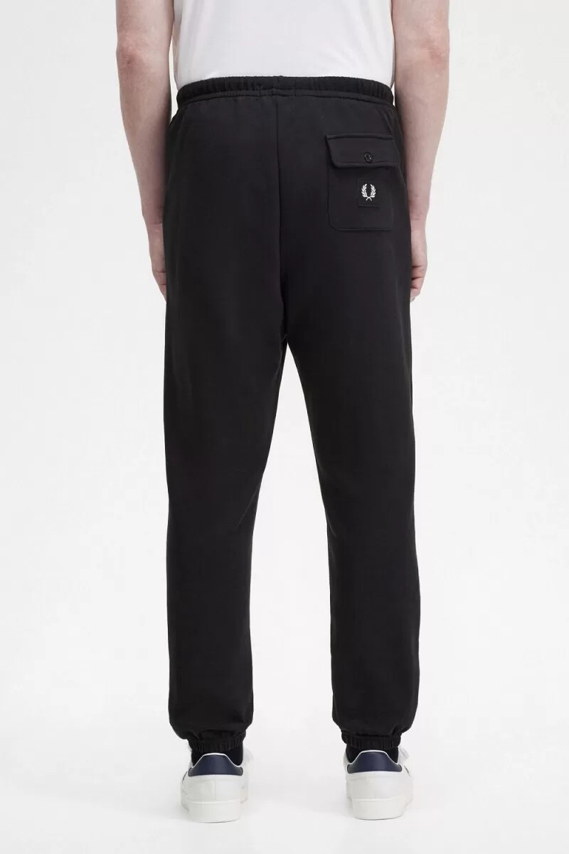 fred perry trainingshose für herren mit badge-detail schwarz