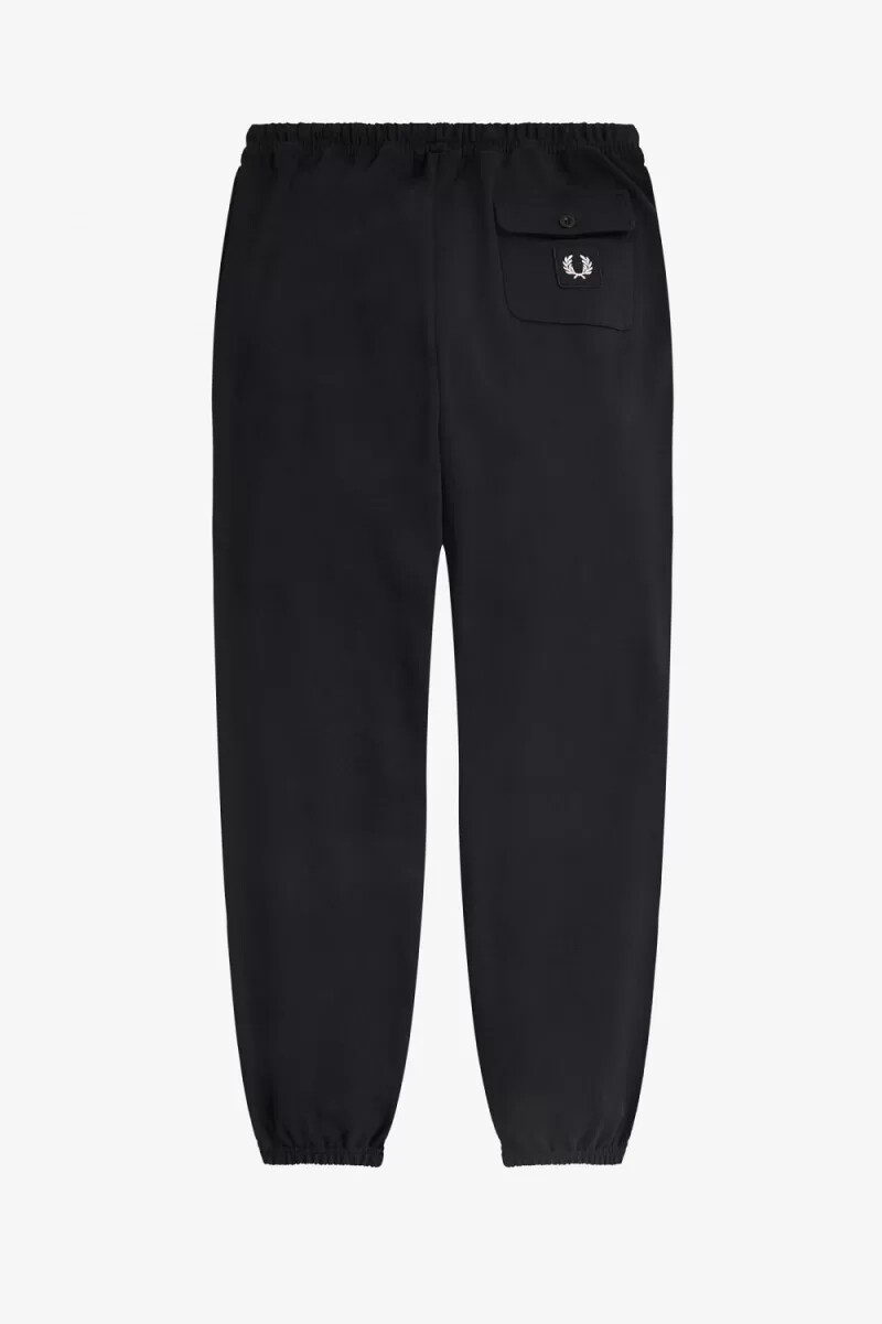 fred perry trainingshose für herren mit badge-detail schwarz