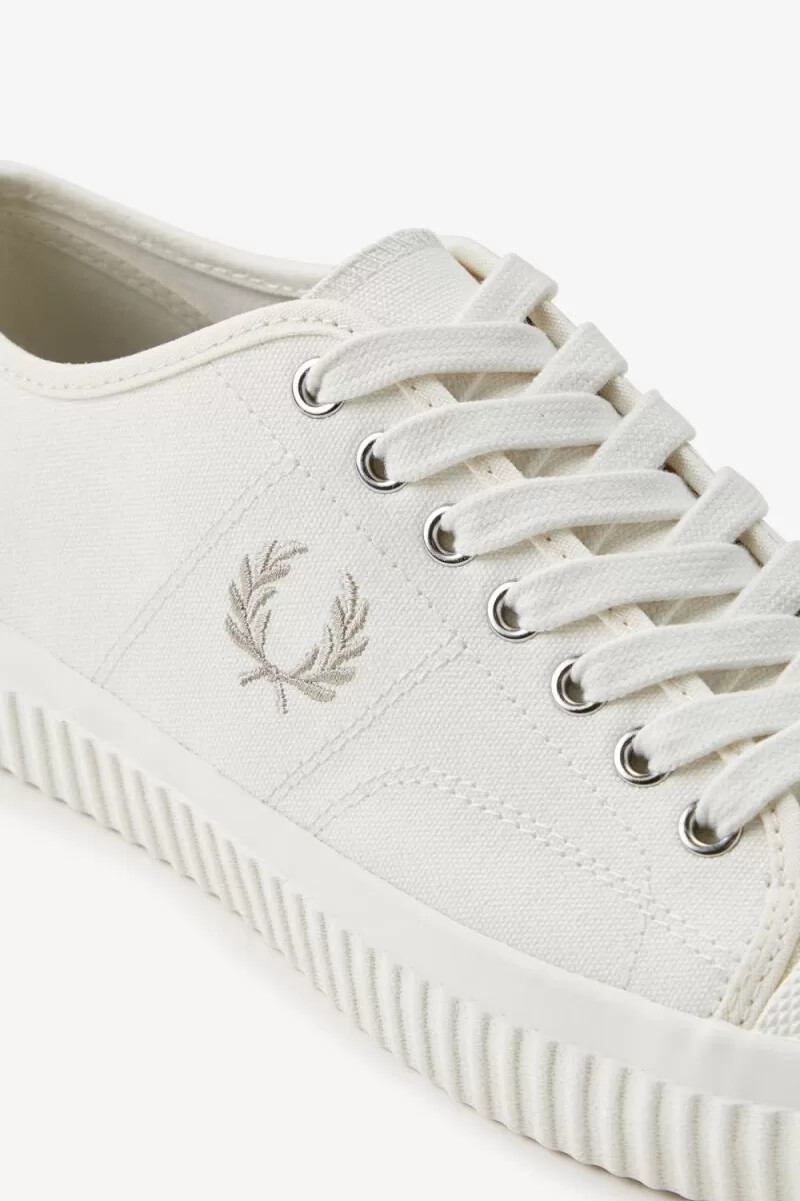 fred perry low hughes herren-sneaker hellbeige haferflocken