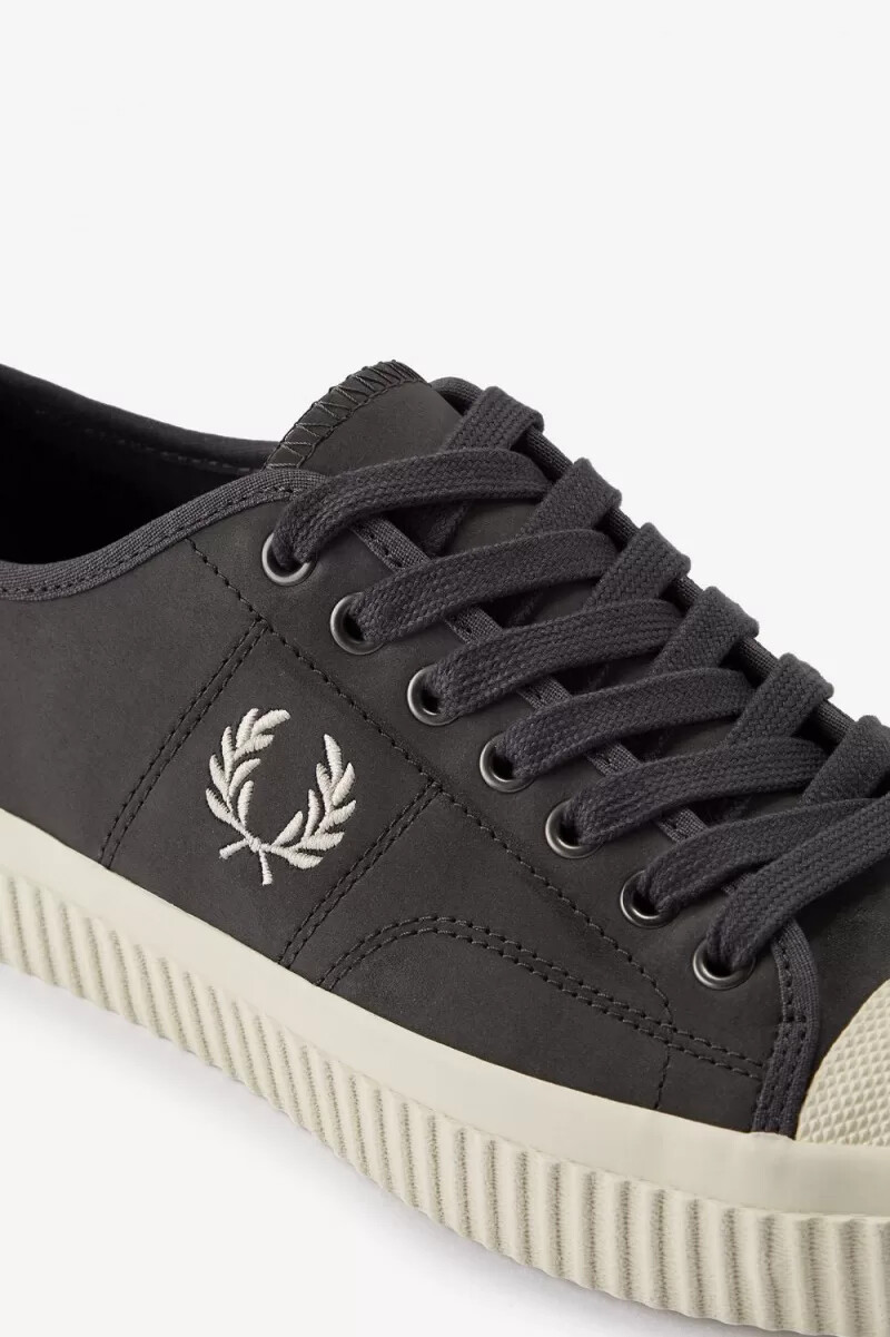 fred perry low hughes herren-sneaker gunmetal beige