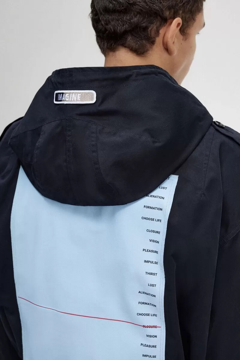 fred perry herrenparka mit aufgedrucktem patch schwarz