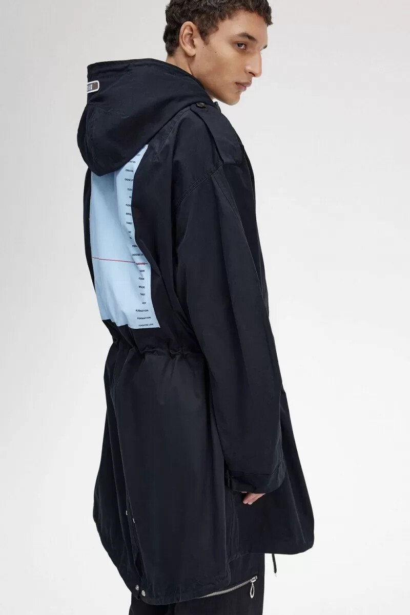 fred perry herrenparka mit aufgedrucktem patch schwarz