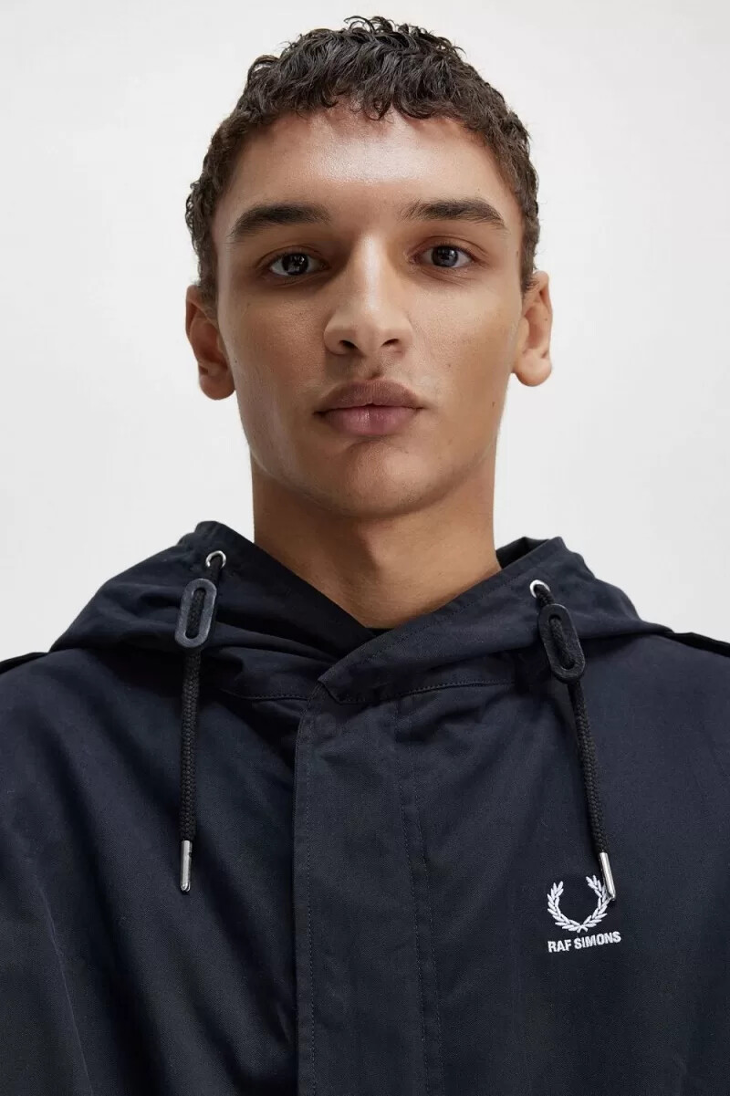 fred perry herrenparka mit aufgedrucktem patch schwarz