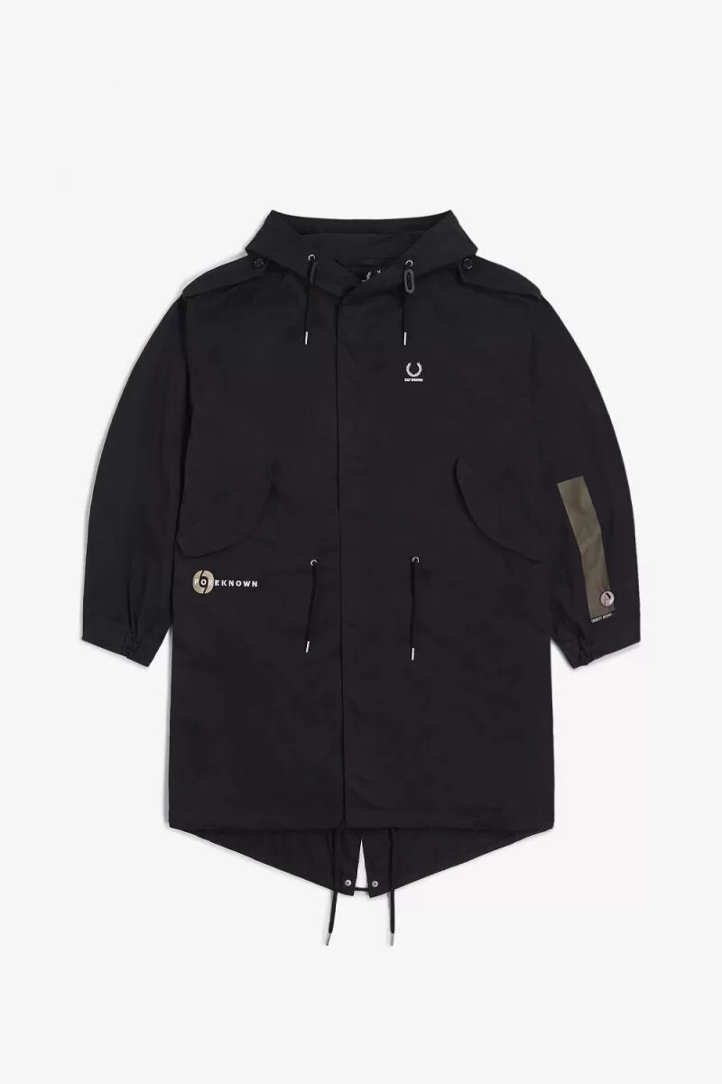 fred perry herrenparka mit aufgedrucktem patch schwarz