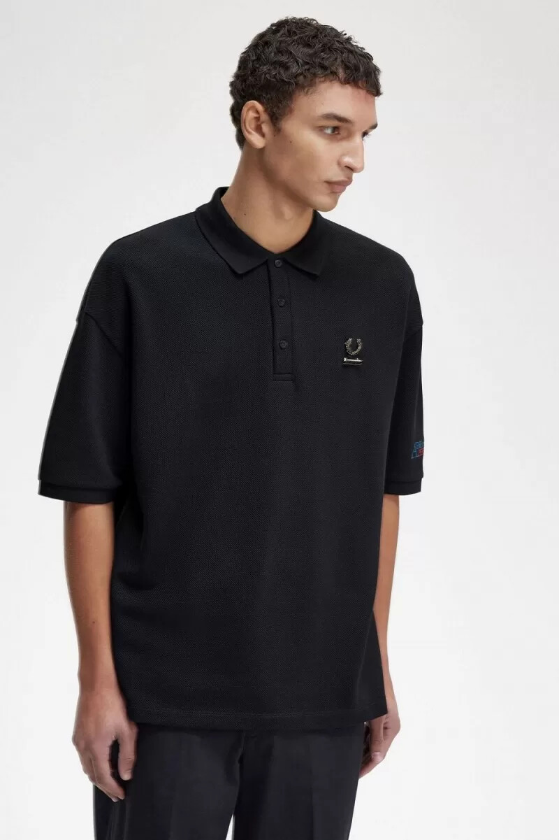 schwarzes fred perry poloshirt für herren mit stickerei