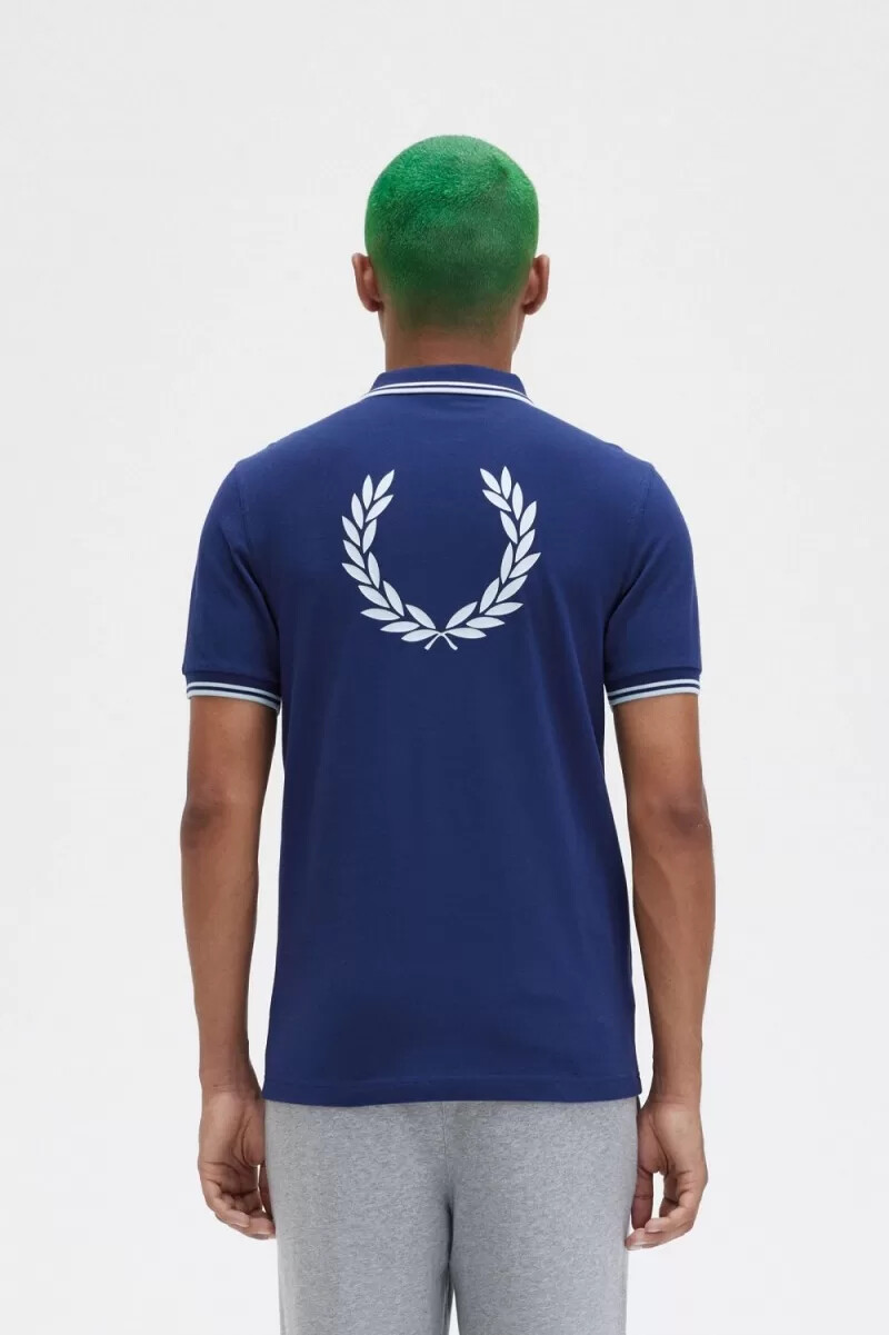 fred perry poloshirt für herren mit rückengrafik farbe französisches marineblau