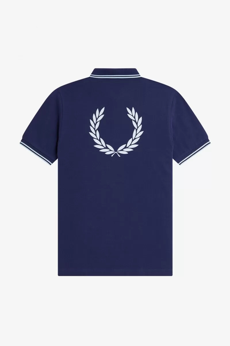 fred perry poloshirt für herren mit rückengrafik farbe französisches marineblau