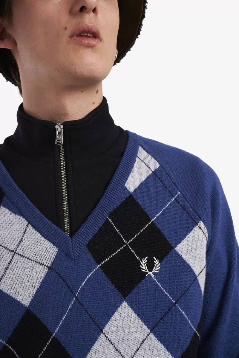 fred perry herrenpullover aus lammwolle mit argyle-muster und v-ausschnitt kobaltblau