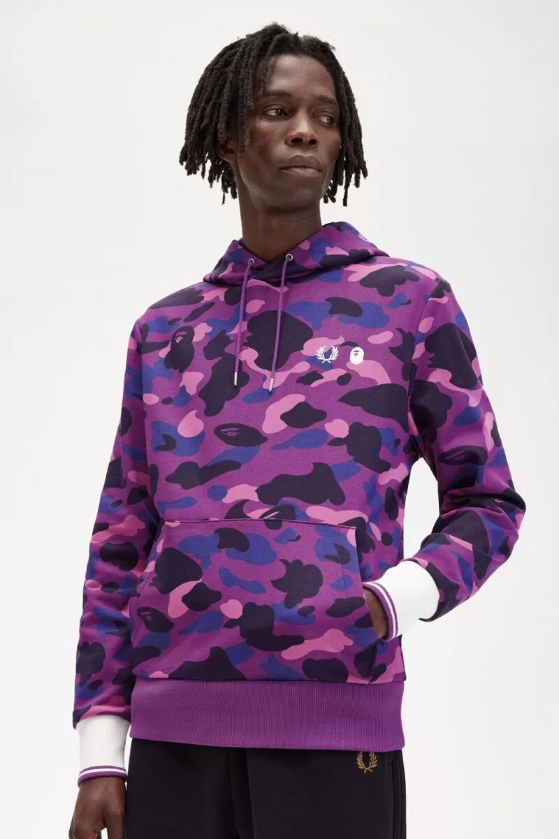 fred perry herren-sweatshirt mit kapuze in camouflage-optik lila