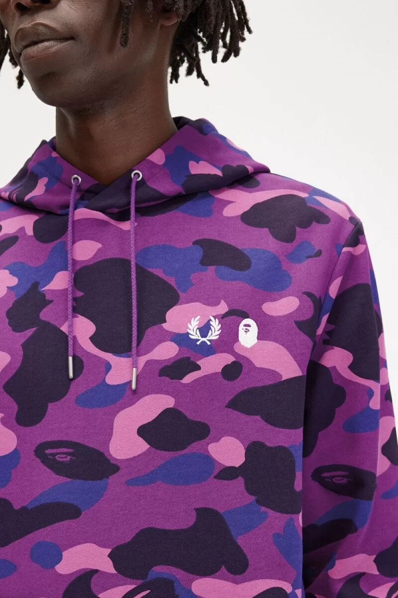 fred perry herren-sweatshirt mit kapuze in camouflage-optik lila