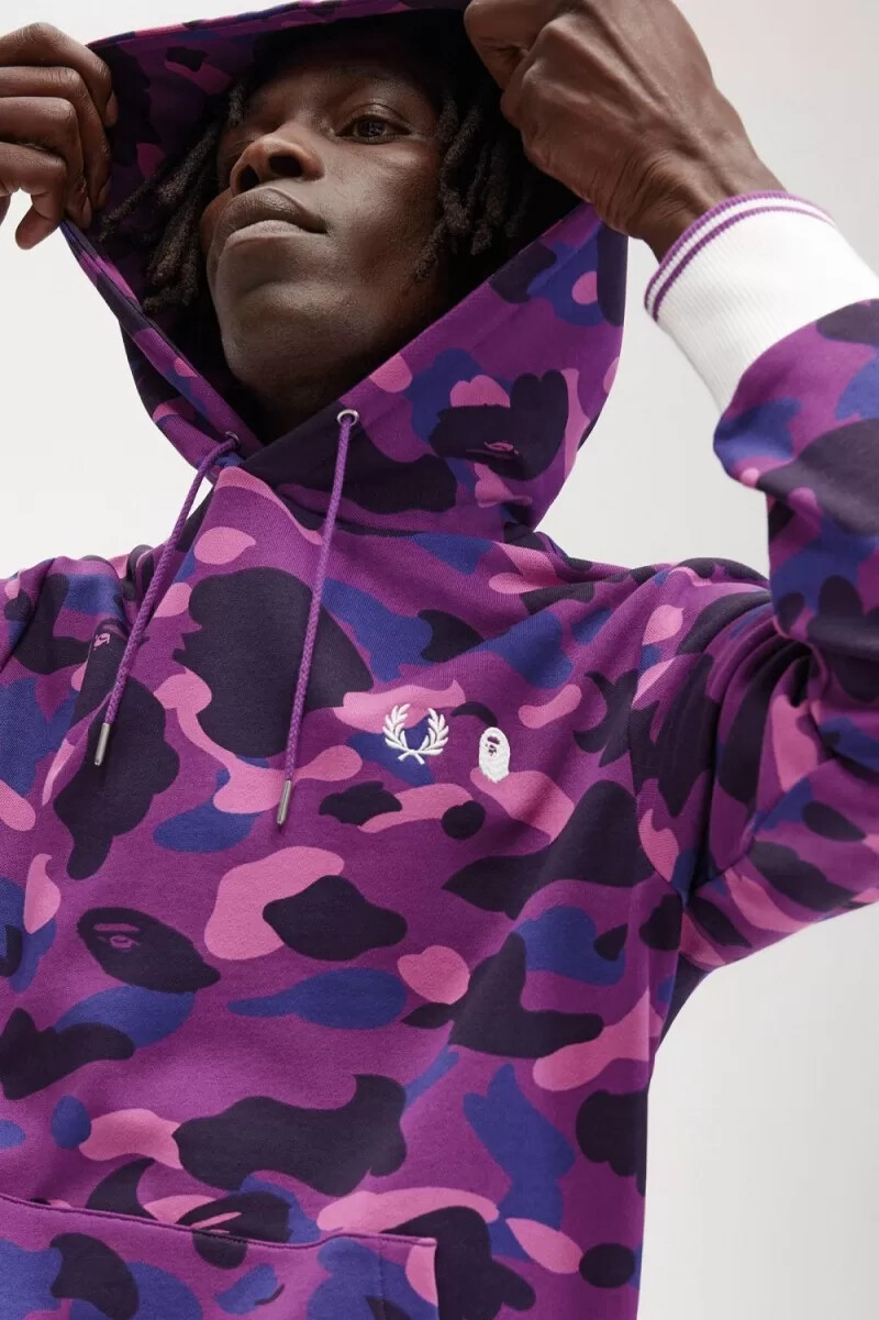 fred perry herren-sweatshirt mit kapuze in camouflage-optik lila