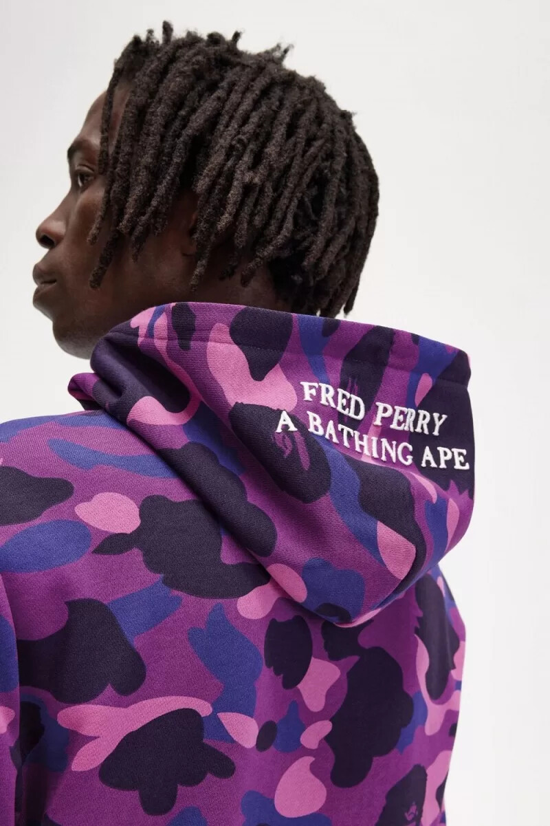 fred perry herren-sweatshirt mit kapuze in camouflage-optik lila