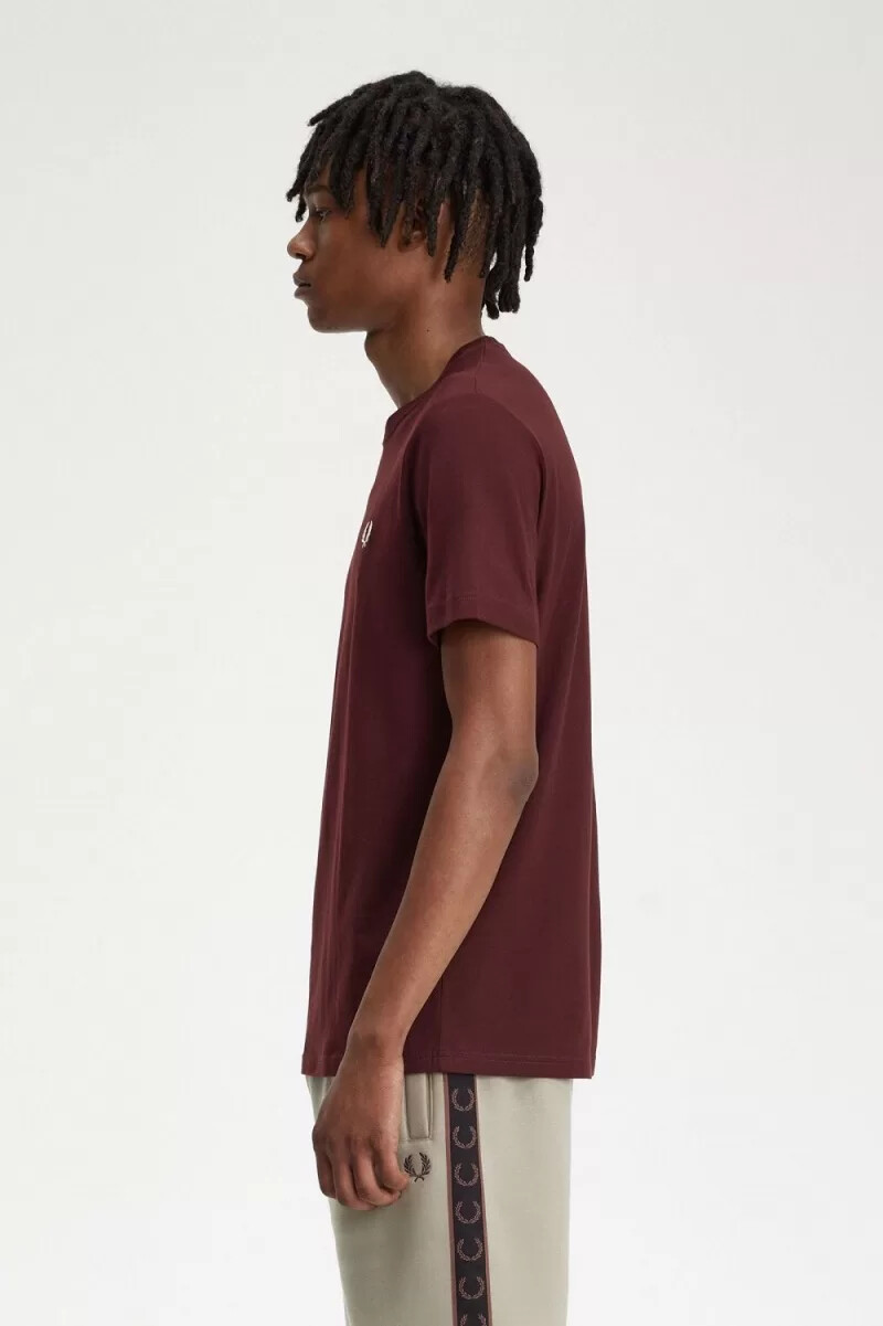 fred perry herren-t-shirt mit rundhalsausschnitt farbe oxblood beige