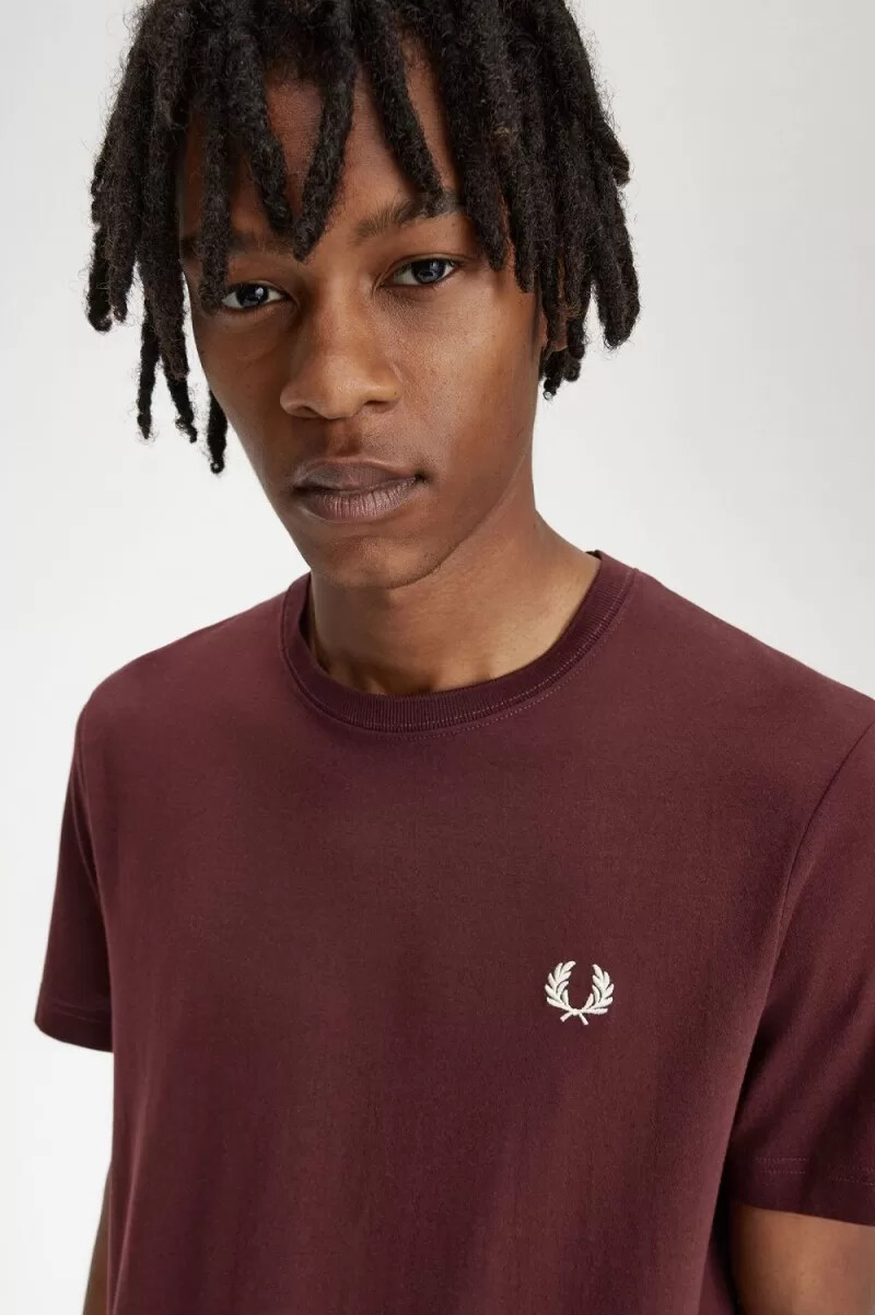 fred perry herren-t-shirt mit rundhalsausschnitt farbe oxblood beige