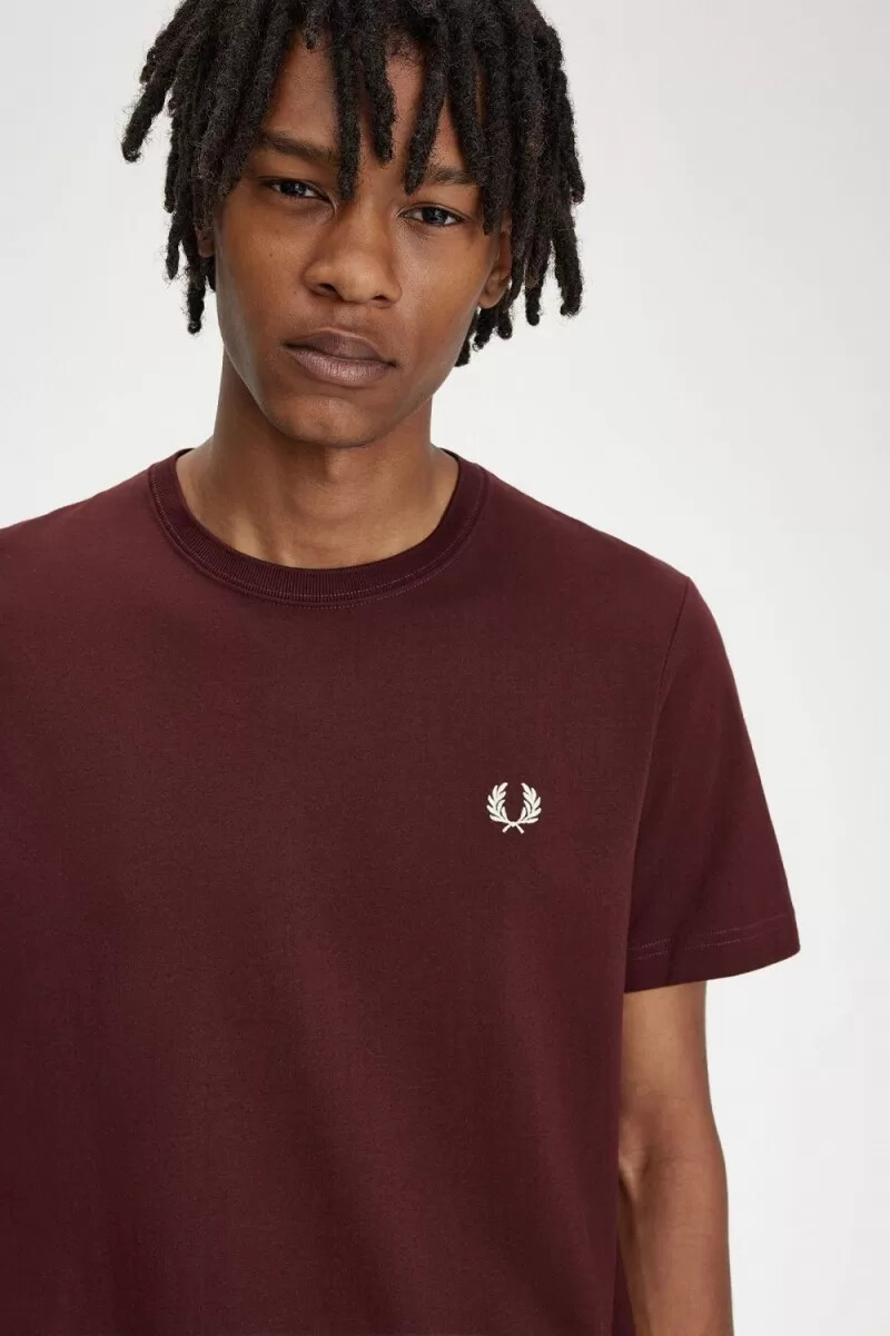 fred perry herren-t-shirt mit rundhalsausschnitt farbe oxblood beige