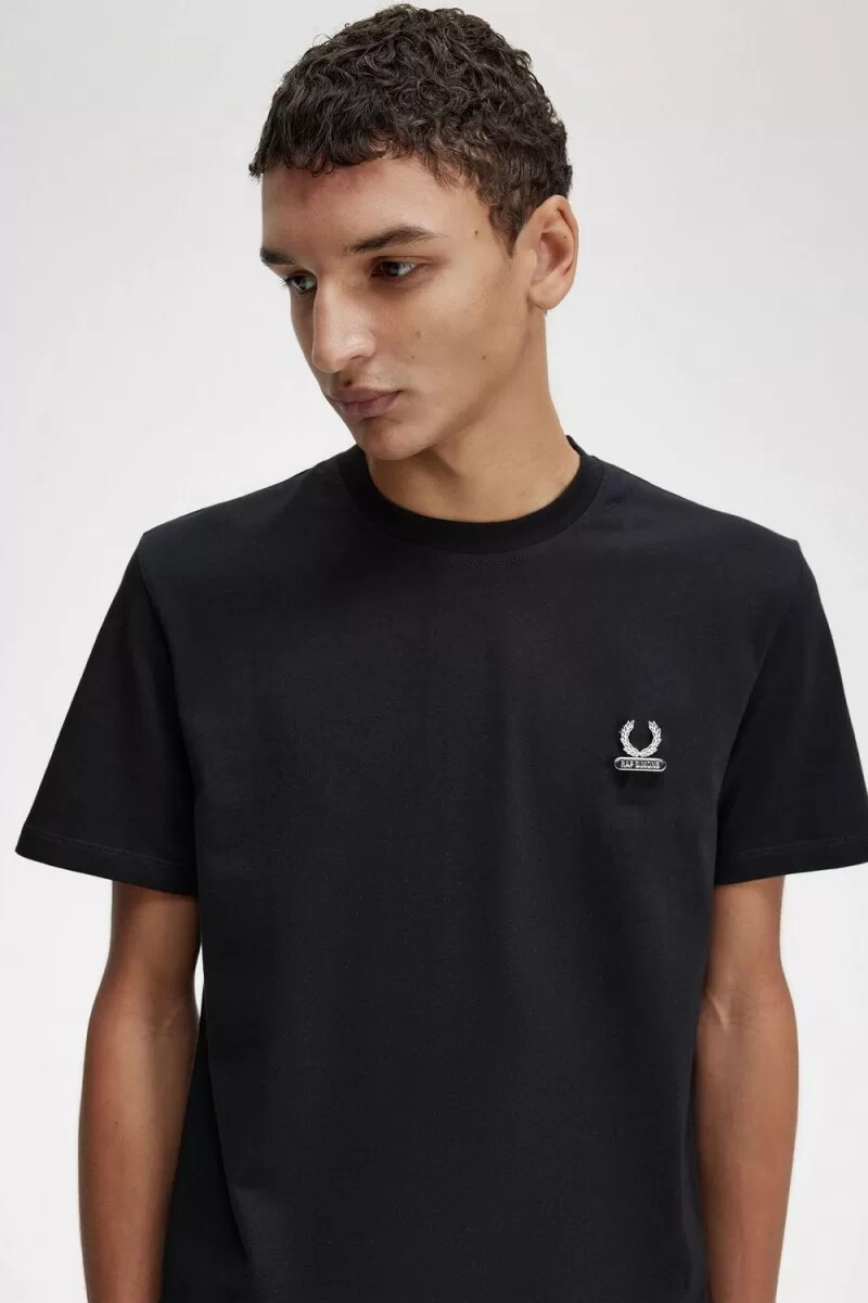 fred perry emaille-anstecknadel für herren-t-shirt schwarz