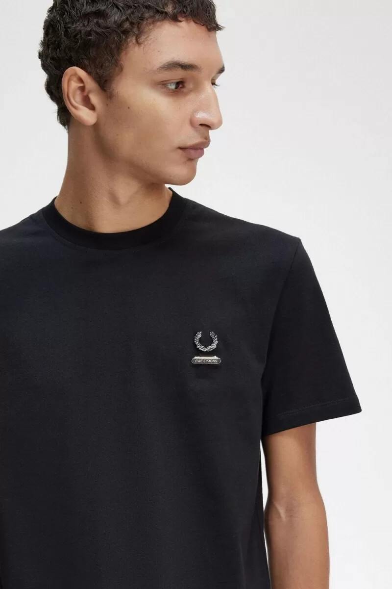 fred perry emaille-anstecknadel für herren-t-shirt schwarz