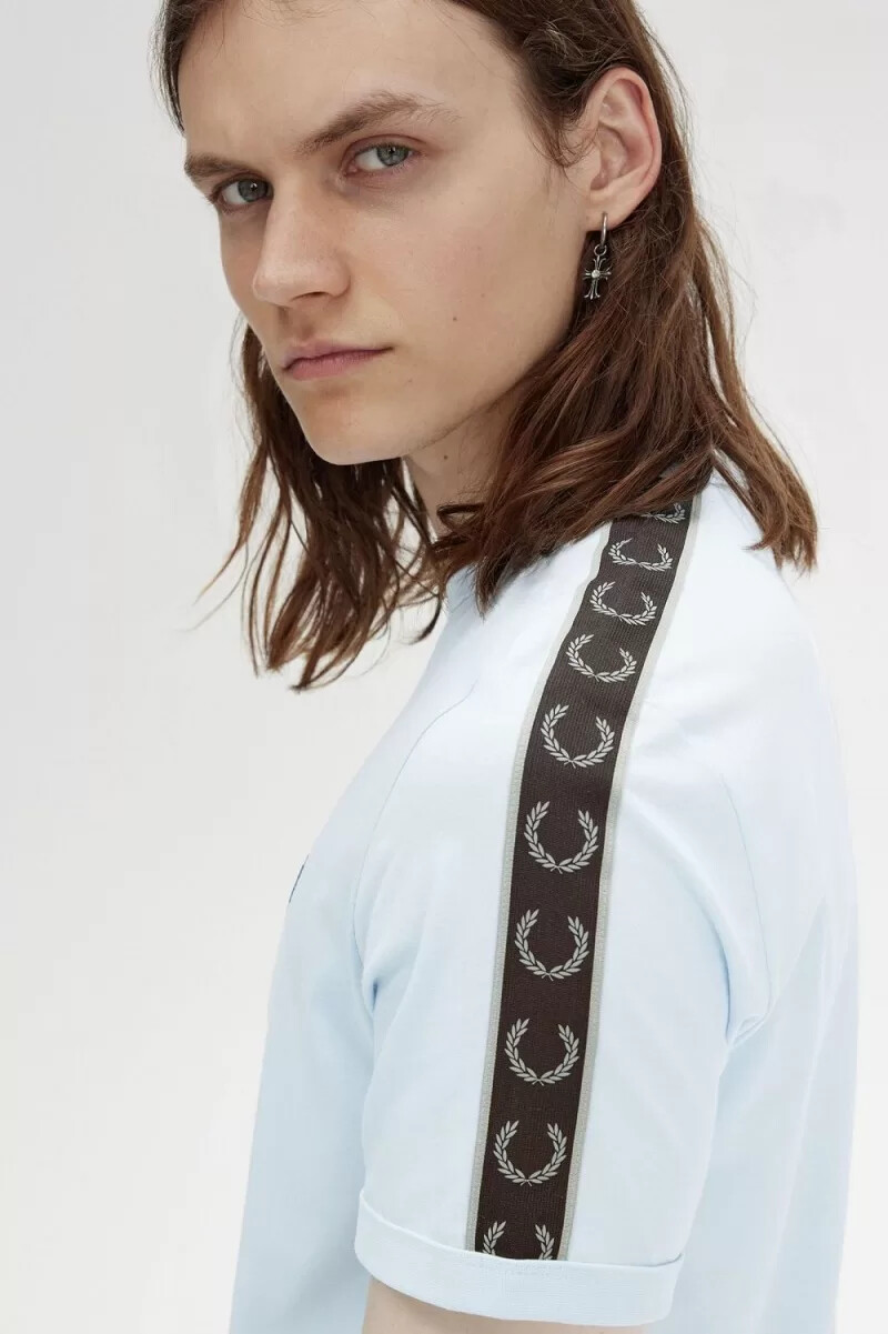 fred perry herren-t-shirt mit kontrastband hellblau warmgrau
