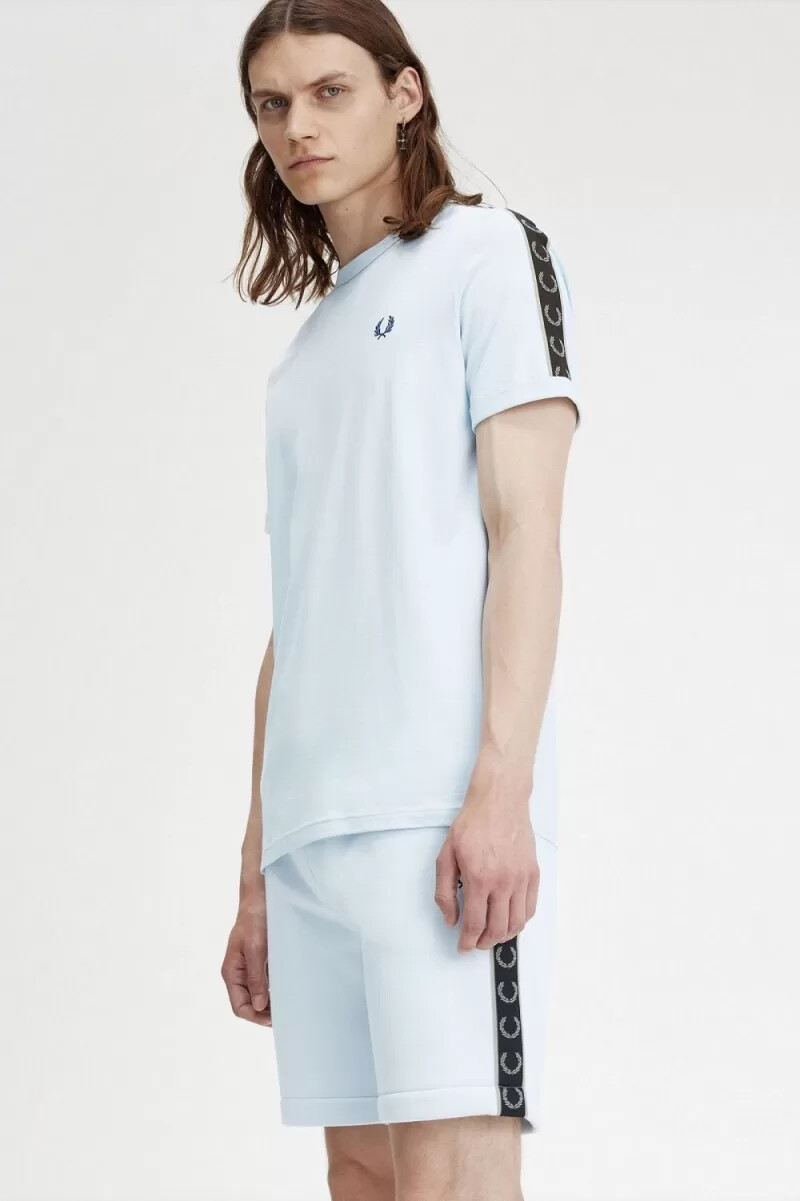 fred perry herren-t-shirt mit kontrastband hellblau warmgrau