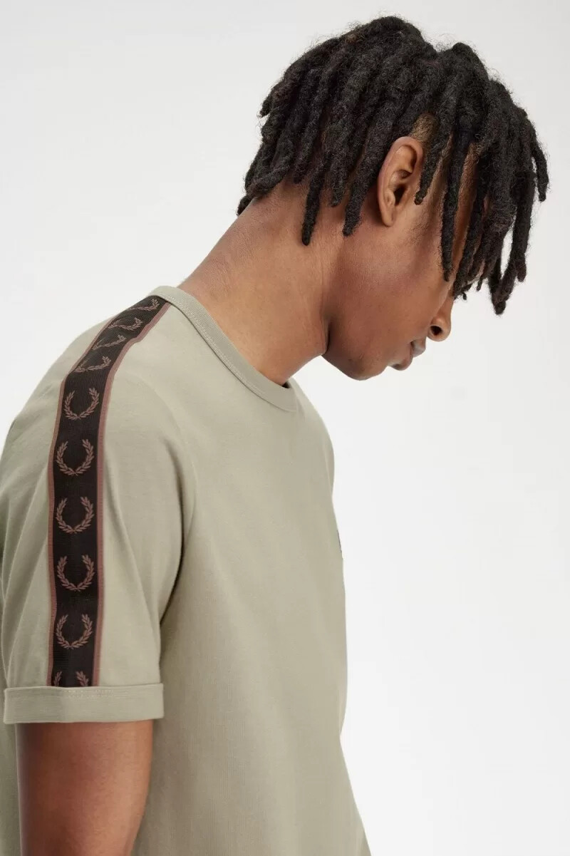 fred perry herren-t-shirt mit kontrastband warmgraudunkelrot