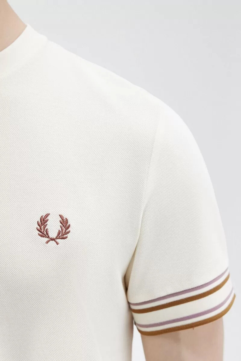 fred perry herren-t-shirt mit auffälliger piqué-decke beige