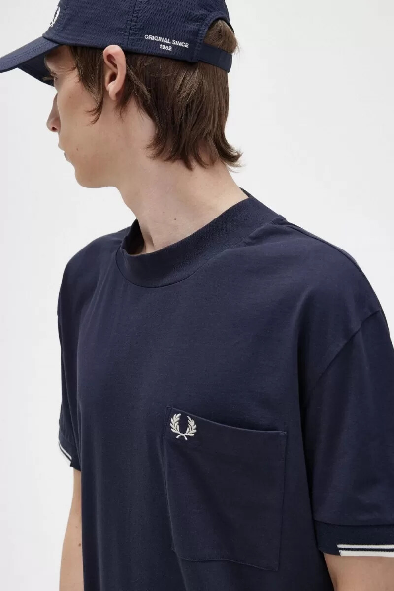 fred perry herren-t-shirt mit farbtupfern an den Ärmeln marineblau