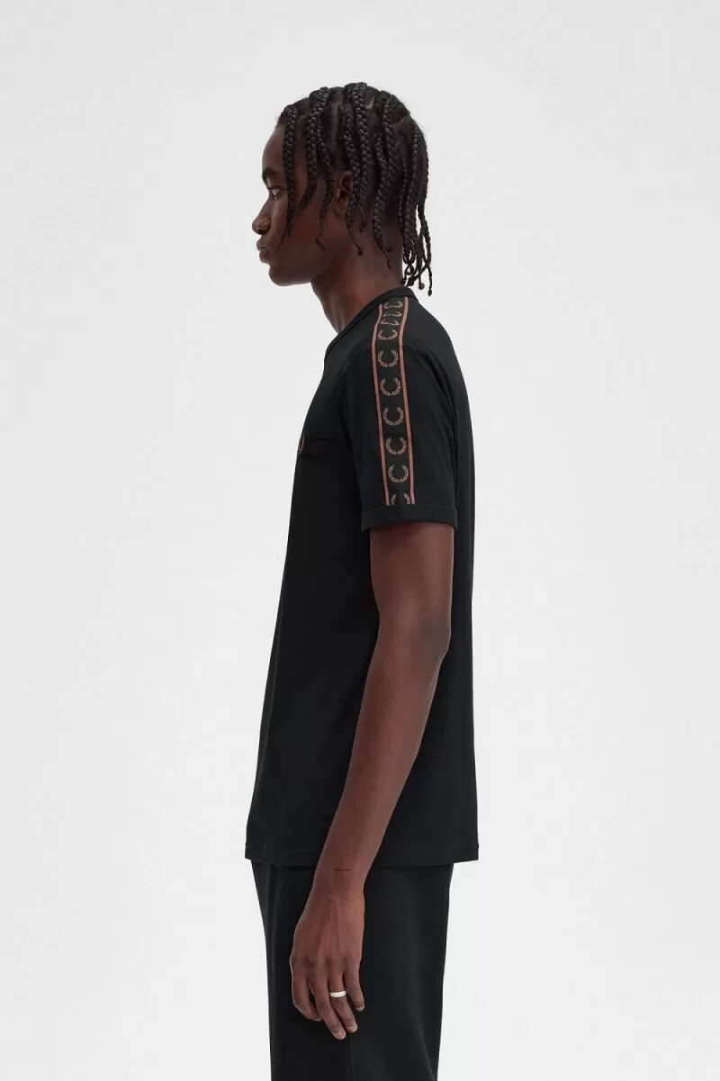 fred perry herren-t-shirt mit kontrastband schwarzwhiskybraun