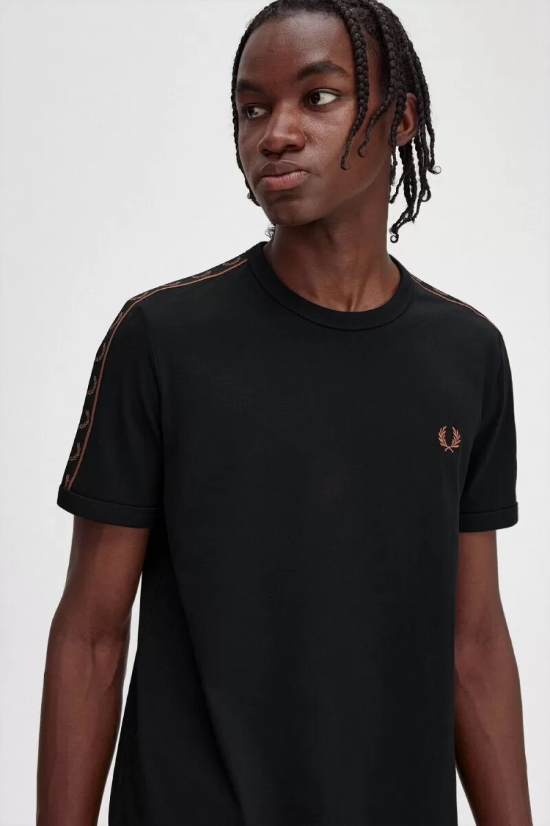 fred perry herren-t-shirt mit kontrastband schwarzwhiskybraun