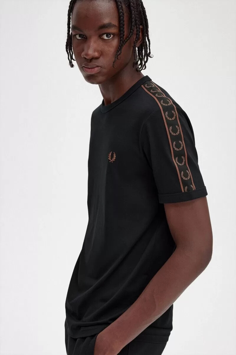 fred perry herren-t-shirt mit kontrastband schwarzwhiskybraun