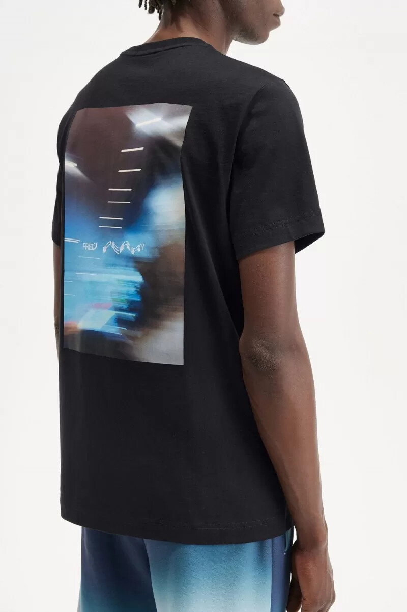 fred perry herren-t-shirt mit abstraktem grafikmuster schwarzweiß