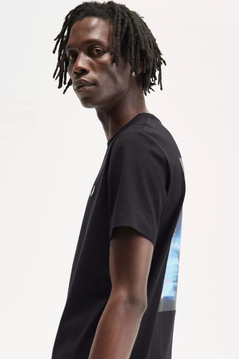 fred perry herren-t-shirt mit abstraktem grafikmuster schwarzweiß